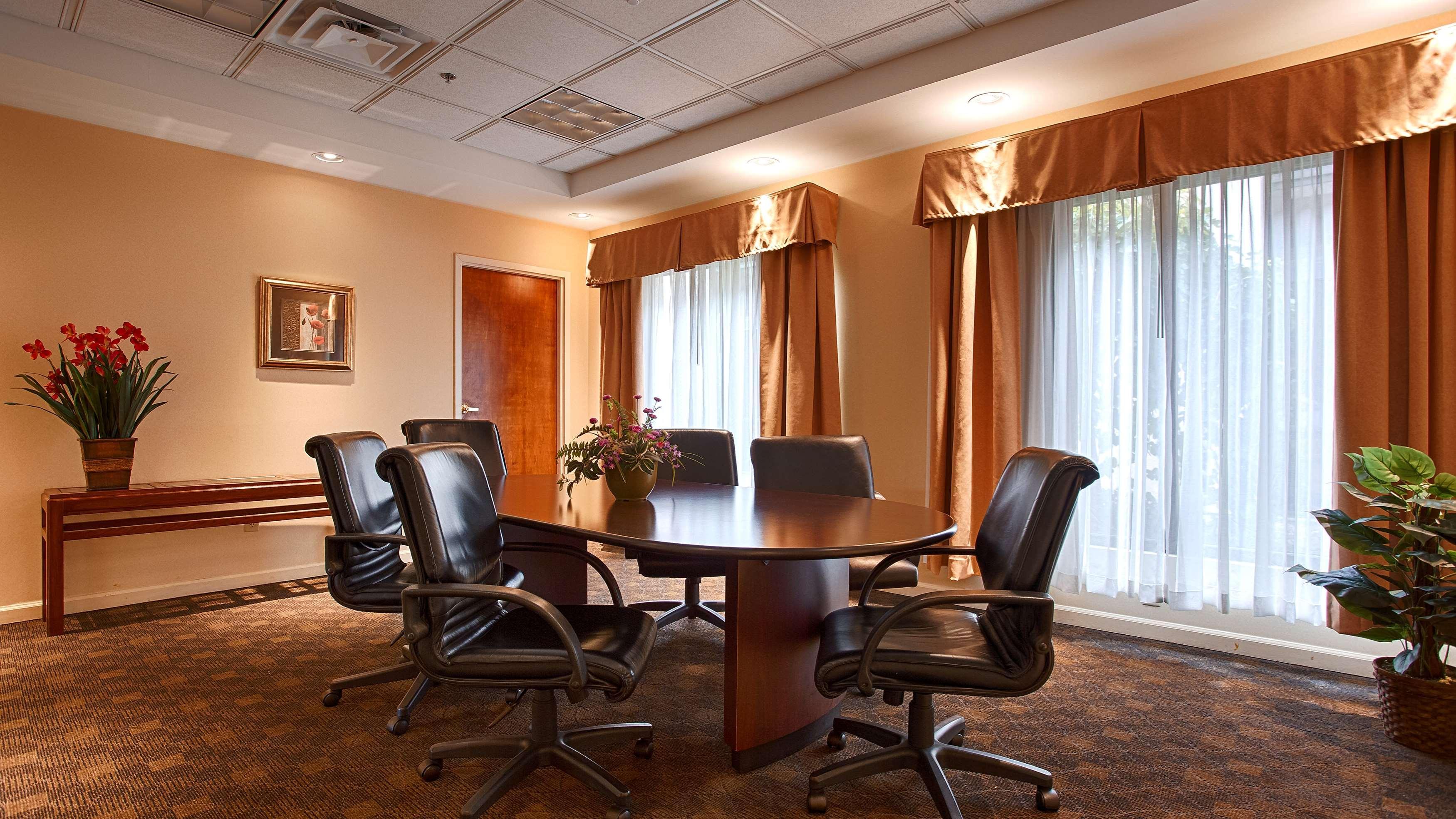 Best Western Galleria Inn & Suites Чиктовага Экстерьер фото